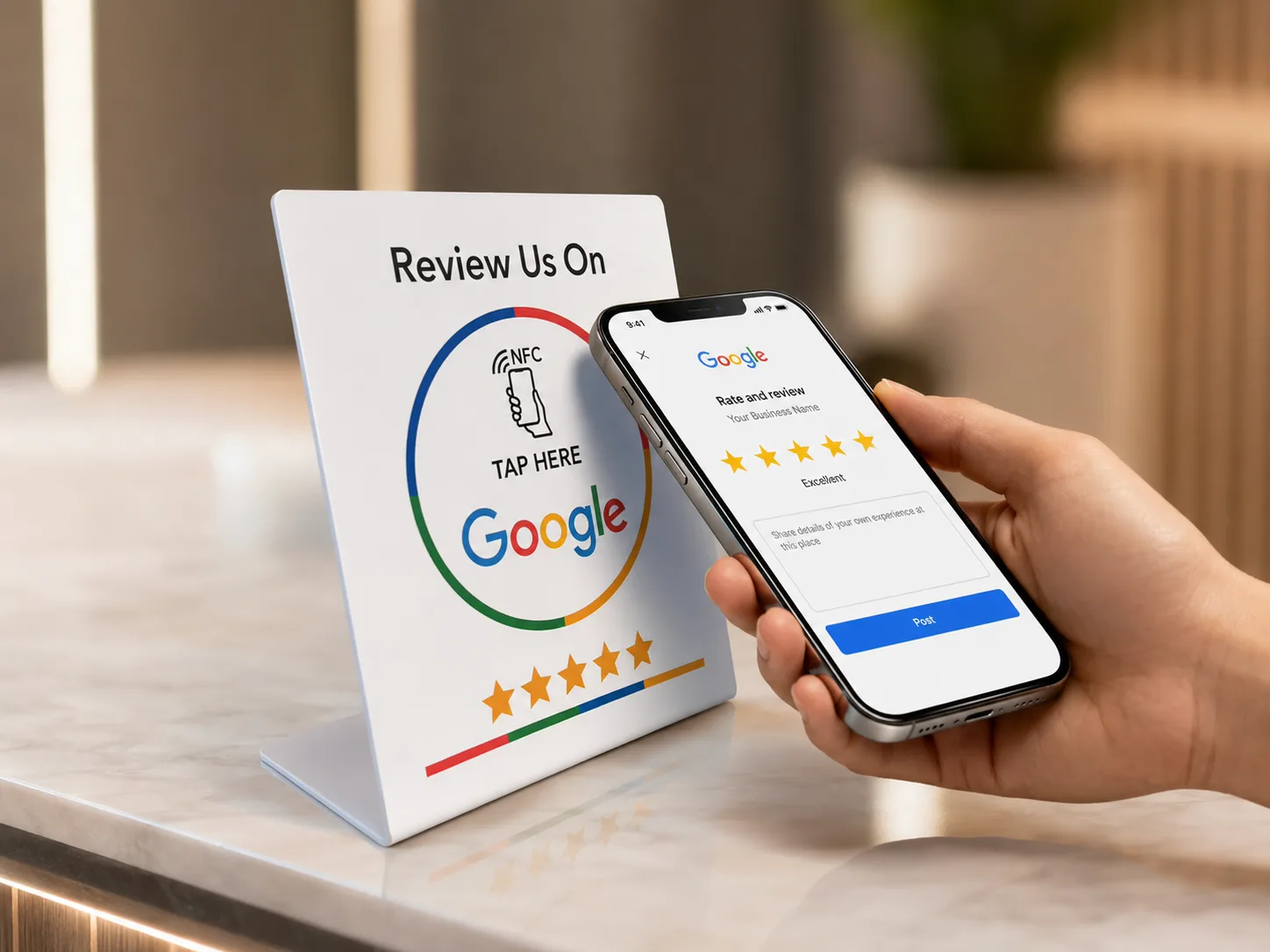 ป้าย NFC รีวิวพุ่งและโทรศัพท์แสดงหน้ารีวิว Google