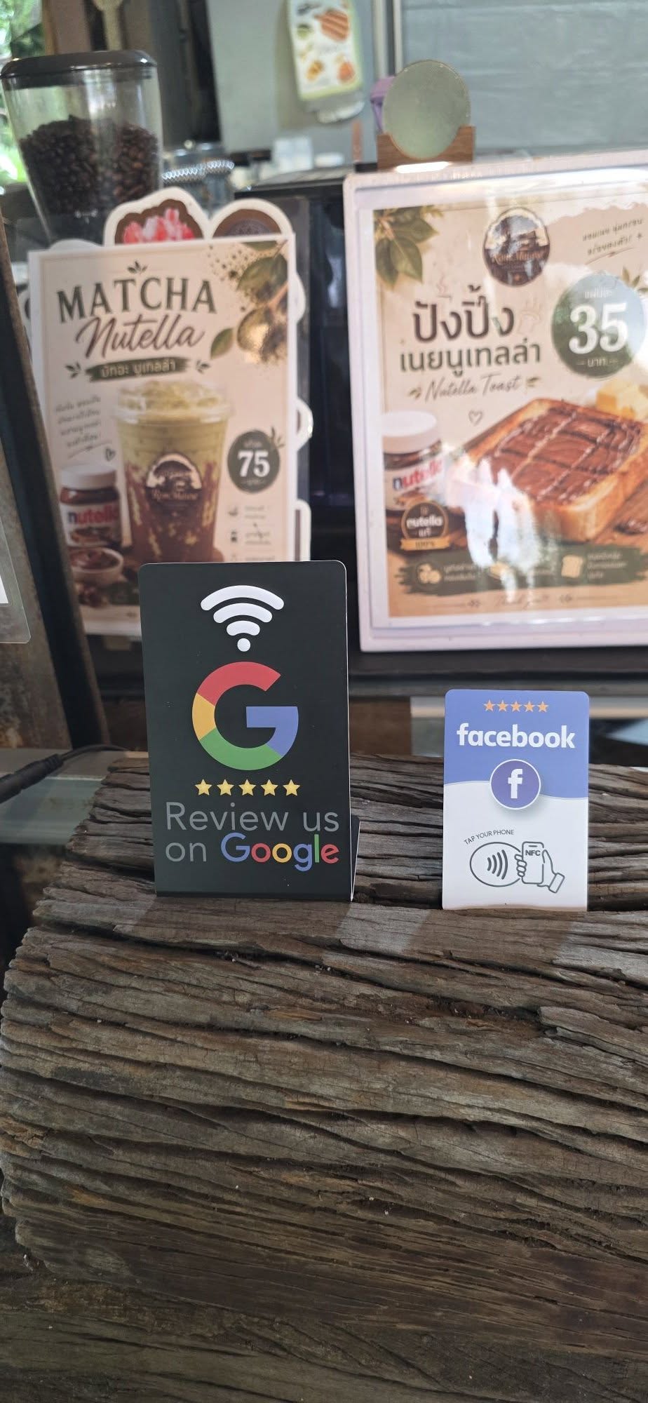 ภาพป้ายรีวิว Google และ Facebook ที่ลูกค้านำไปตั้งใช้งานหน้าร้าน